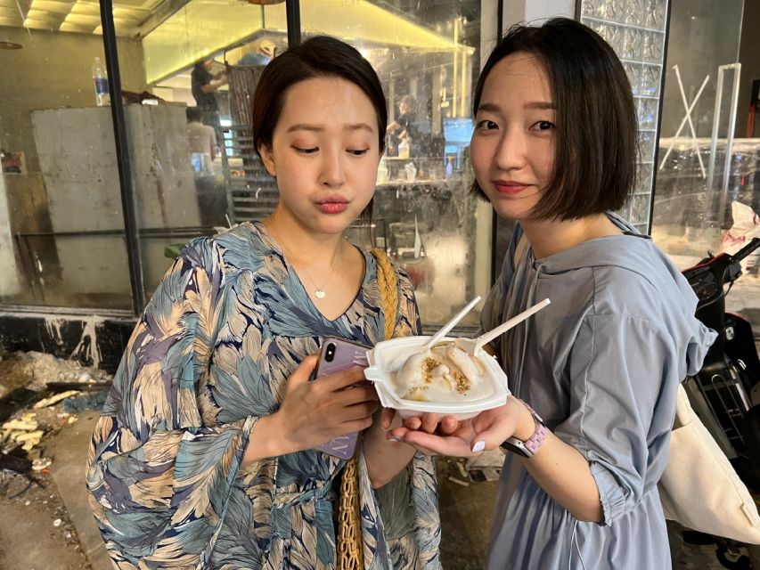 Ho Chi Minh: Street Food Experience in Saigon by Walking - Rice paper, iced tea, and sugar cane juice