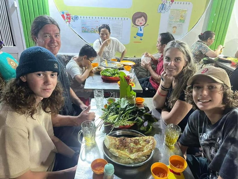 Ho Chi Minh: Street Food & Sightseeing Tour with Local Guide - Nguyen Thien Thuat Apartment Park and old Saigon