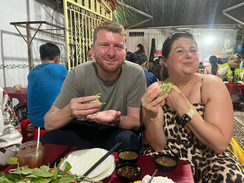 Ho Chi Minh: Street Food & Sightseeing Tour with Local Guide - Finishing with a famous snack and dessert