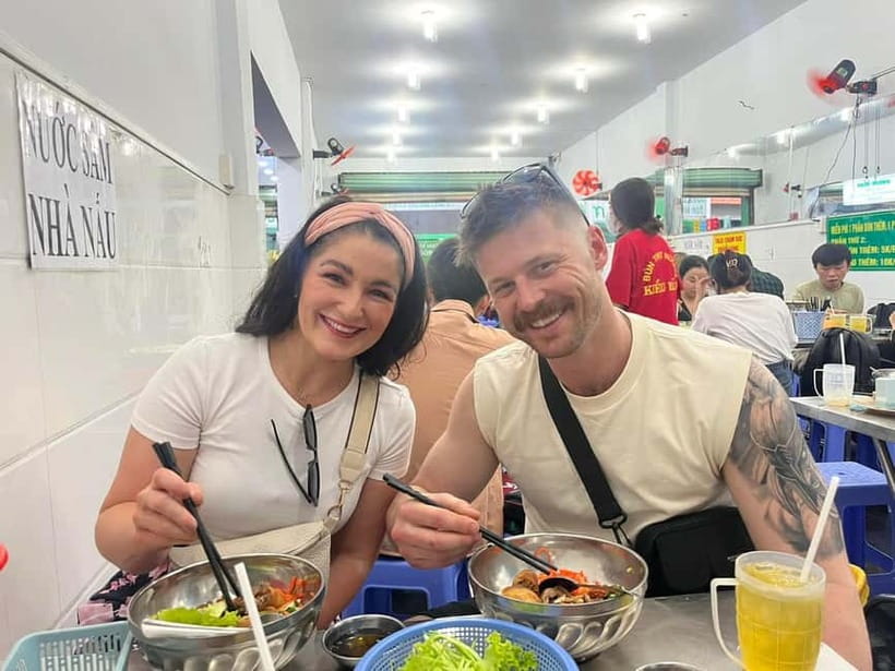 Ho Chi Minh: Street Food & Sightseeing Tour with Local Guide - What the guides add