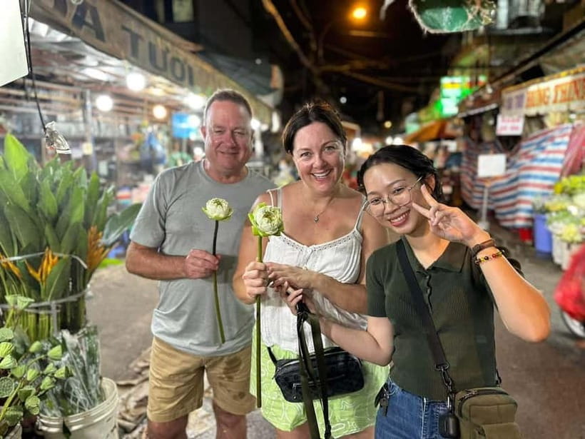 Ho Chi Minh: Street Food & Sightseeing Tour with Local Guide - Choosing between a motorbike and private car