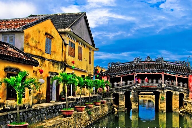 Hoi An Night Market - Ancient Town street food tours by Night - The market stop and the value of local guidance