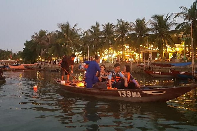 Hoi An Nightlife Tour with Hoi An Ancient Walking Tour, Boat Ride, Night Market - The sampan ride on the Hoai River