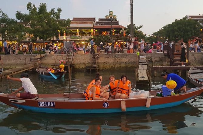 Hoi An Nightlife Tour with Hoi An Ancient Walking Tour, Boat Ride, Night Market - Crowds, walking, and guide expectations