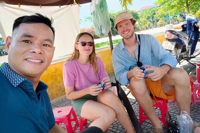 Hoi An street food tour - Bánh mì and grilled pork along the way