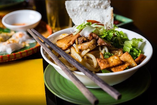 Hoi An Street Food Tour- Eat Like A Local - What the guide adds to the evening