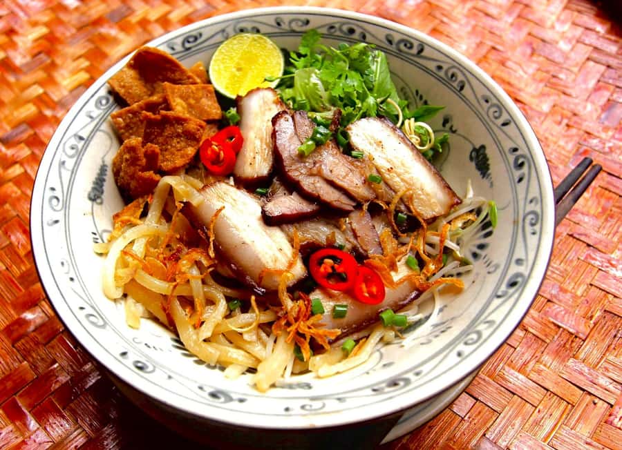 Hoi An Street Food Tour with Locals - Starting with banh mi and everyday Vietnamese food