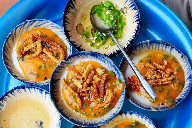 Hoi An street foods, night market and lantern boat ride - Moving into Hoi An Ancient Town at 6 pm