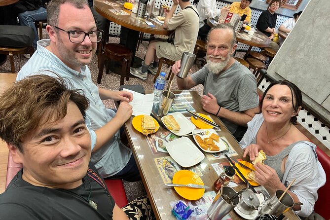 Hong Kong Private Food Tour with Michelin Street Food - Starting With Shrimp Dumplings on Queen’s Road Central