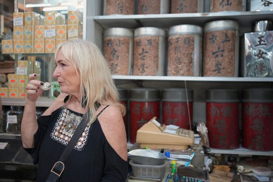 Hong Kong: Street Food Tour with Locals - Dim Sum and Wonton - Queen’s Road Central, egg tarts and sweet finishes