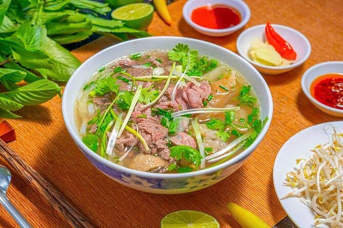 (HOT) Hanoi Guided Street Food and Train Street Tour with Local - Six or More Dishes, With Room for Preferences