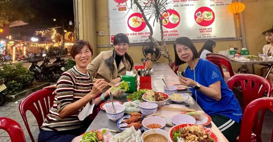 Hue: Night Street Food Tour by Cyclo with a Local Guide - Your first plates: banh beo, nem lui, and Hue cakes