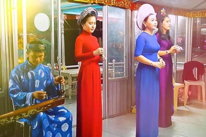 Hue Night Tour: Cyclo, Street Food & Folk Music on Perfume River - Pause for Hue sweet soup