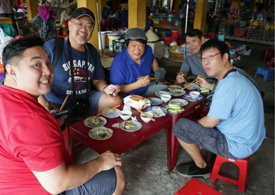 Hue Street Food Walking Tour with Local Dishes - Chè Huế brings sweetness into the route
