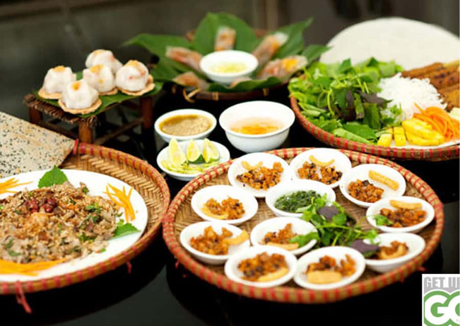 Hue Street Food Walking Tour with Local Dishes - Four classic cakes at Hàng Me Mẹ