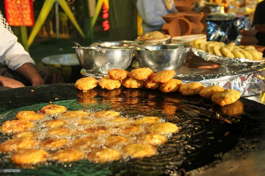 Hyderabad: Street Food Walking Tour with 7+ Tastings - A food walk that follows the day