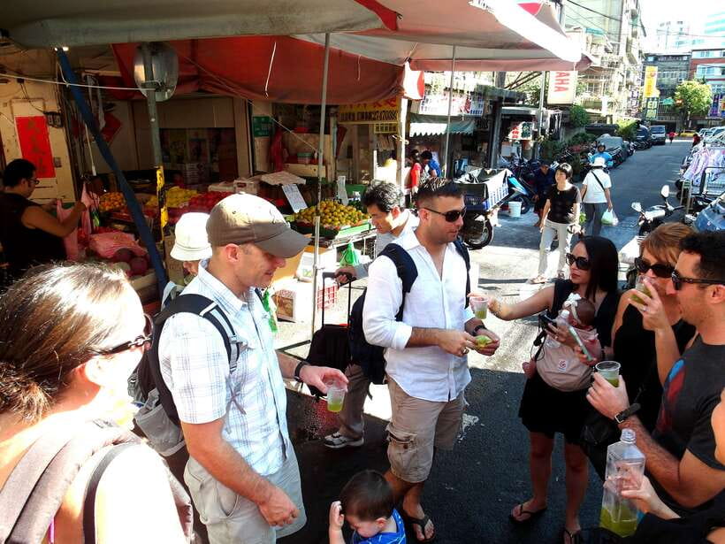 Iconic Food Tour: Local Street Food, Drinks & Sites - Key points at a glance