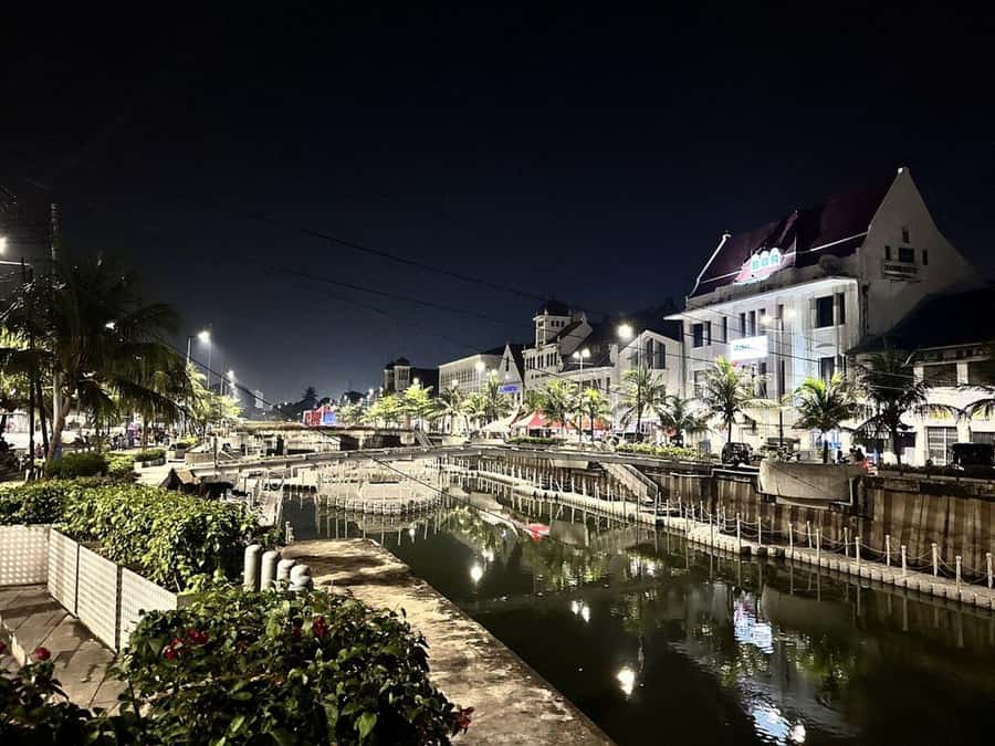 Jakarta: Private Guided Sightseeing & Street Food Night Tour - Old Town Batavia and Café Batavia