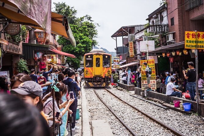 Jiufen, Heping Island Park & Keelung Night Market Day Tour - The guide and group size