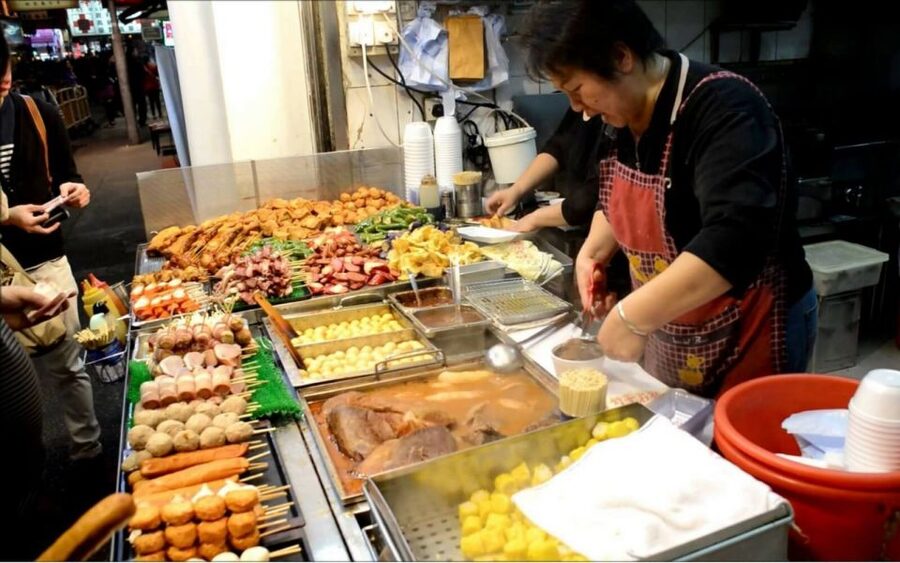 Kowloon: Private Night Markets & Street Food Experience - Six to eight bites from stalls and night markets