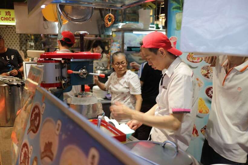 Kuala Lumpur: Nightlife Street Food Tour with 6 Tastings - Tea, street food, and the lantern-lit finish