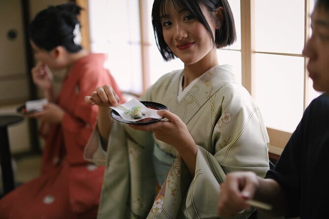 Kyoto Nishiki Market Street Food Tour - How the Nishiki Market hour works