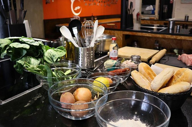 Lisbon: Portuguese street food cooking class with Drinks - What the two hours feel like