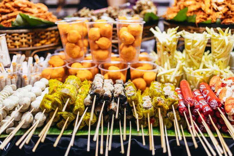 Manila: Guided Night Market Experience - Walking through the market with Floyd or Venus