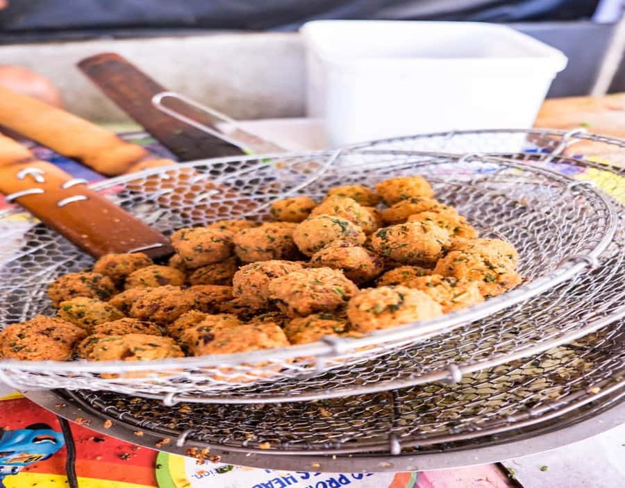 Mauritius: Port Louis Street Food Walking Tour - Eight tastings, with sweet and savory stops