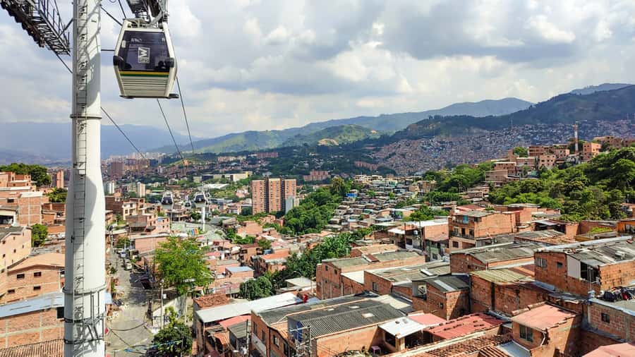 Medellin: Comuna 13 Graffiti Tour, Cable Car & Street Food - Who should book this Comuna 13 tour?