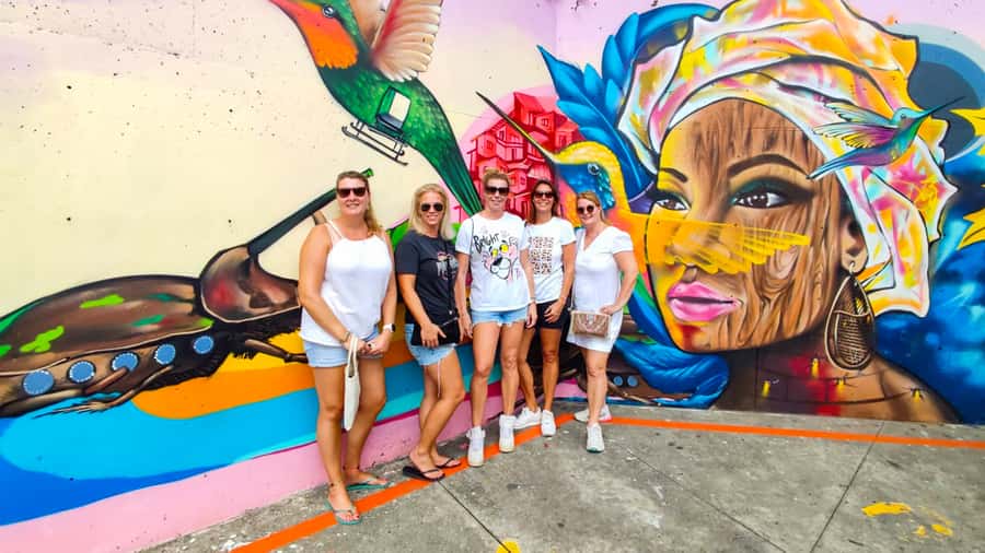 Medellin: Comuna 13 Graffiti Tour, Cable Car & Street Food - Coffee, local flavor, and the first taste of Comuna 13