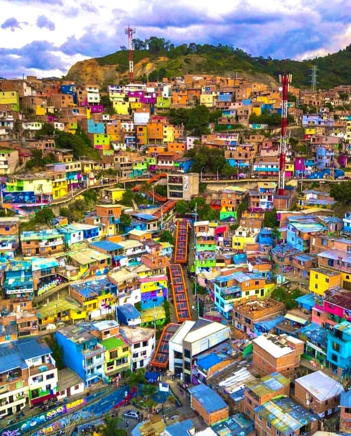 Medellín: Comuna 13 True Story and Street Food Tour - Why a local guide changes the Comuna 13 experience