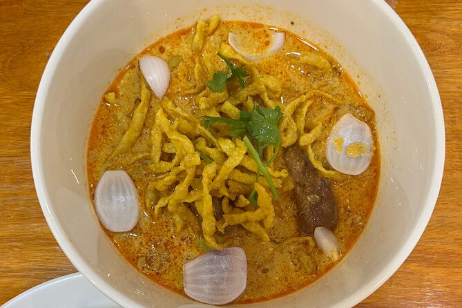 Michelin Guided Street Food Tour in Chiangmai: Thai Food Tour - Guides who connect dishes with Chiang Mai
