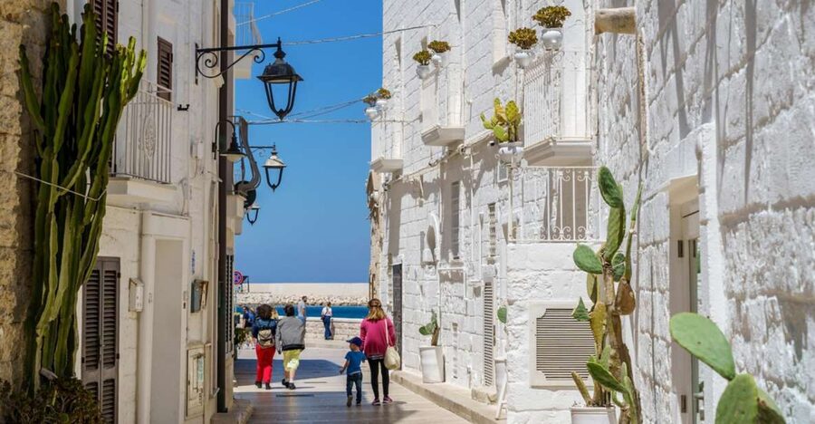 Monopoli: Walking Street Food Tour - Piazza Vittorio Emanuele II and the first orientation walk
