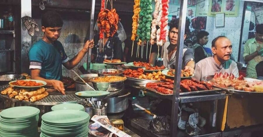 Mumbai: Evening Local Street Food Tour with Sightseeing - Chowpatty Beach: Mumbai’s vegetarian street-food classroom