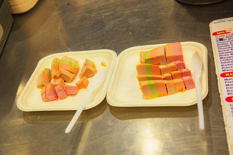 Mumbai: Street Food and Night Markets Tour - Chowpatty Beach turns dinner into a local evening