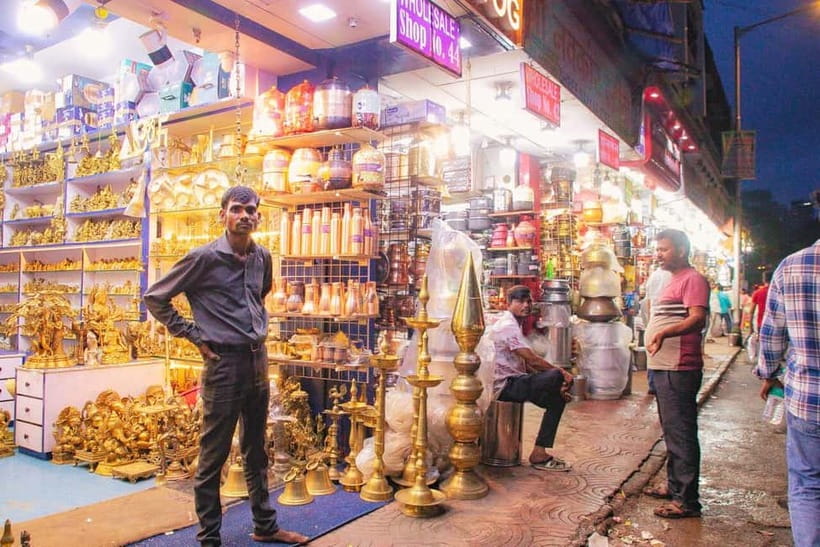 Mumbai: Street Food and Night Markets Tour - Guides make the crowded route easier