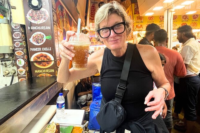 Mumbai Street Food & Beach Tour with 10+ Tastings - The first bites: pav bhaji and chaat