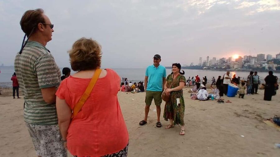 Mumbai Street Food Tour with Evening Bazaar Walk - Bhuleshwar Market Adds Religion and Local Context