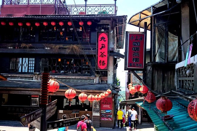 N113 Jingtong Station Pingxi Old Street Jiufen Old Street Keelung Miaokou Night Market Day Tour (10h) - Jiufen Old Street and the hillside setting