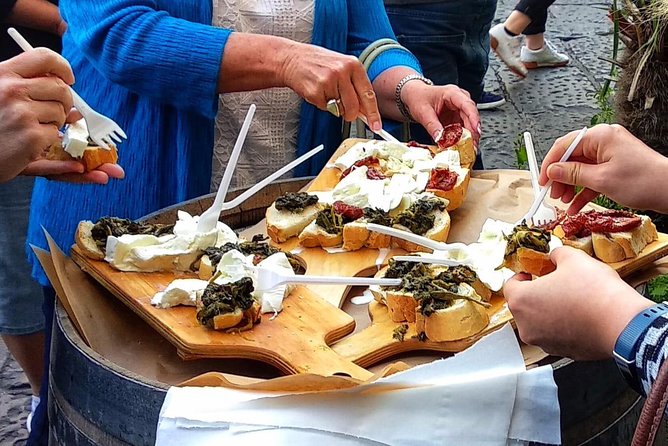 Naples: Street Food and Sightseeing Tour with Local Expert - Key points at a glance