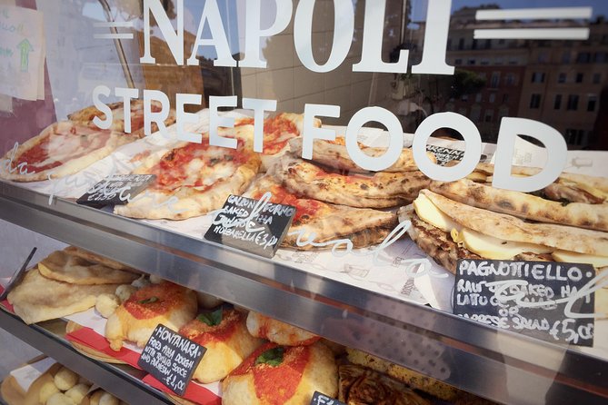 Naples' Ultimate Street Food Tour - Small Group by Do Eat Better - Pizza a portafoglio on Via dei Tribunali