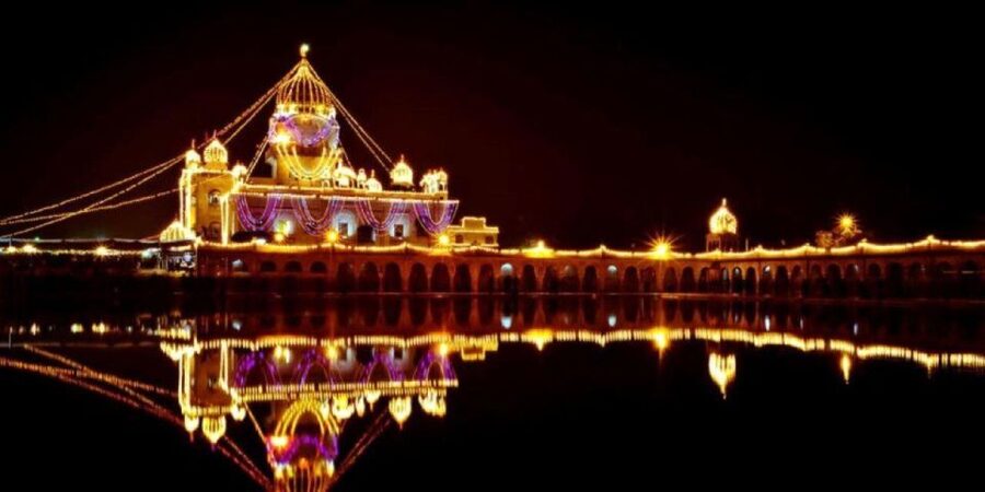 New Delhi: Local Evening Tour with Indian Street Food - Gurudwara Bangla Sahib, the Tour’s Quiet Center