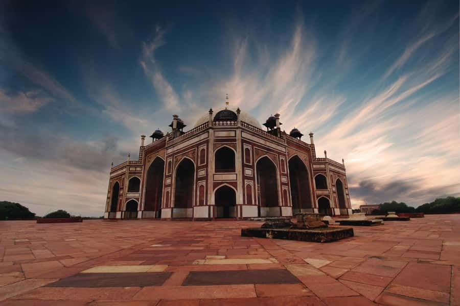 New Delhi Night Life Tour with Street Food - The guides and the value of local explanation