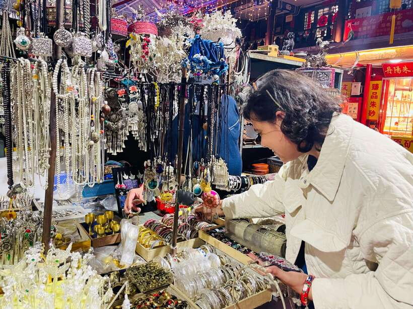 Night Market Haggling Adventure with an English Guide! - Thirty minutes for local snacks