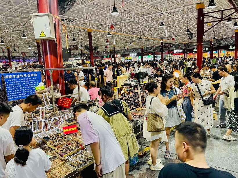 Night Market Haggling Adventure with an English Guide! - The first hour: browse before you buy