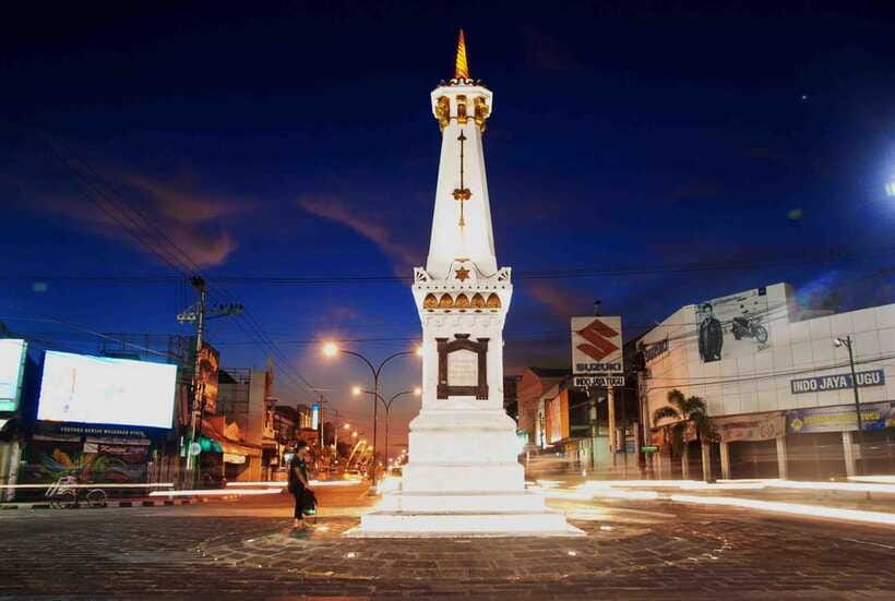 Night Street Food and Cultural Walking Tour - Malioboro Street from a becak