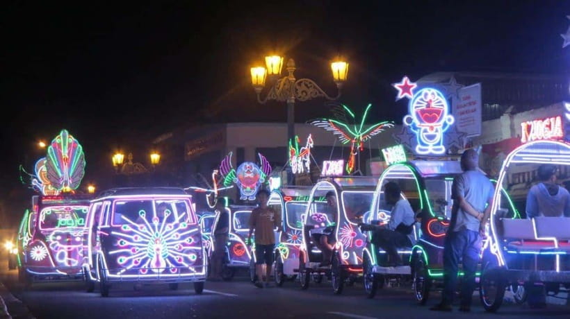 Night Street Food and Cultural Walking Tour - A four-hour route with a small group