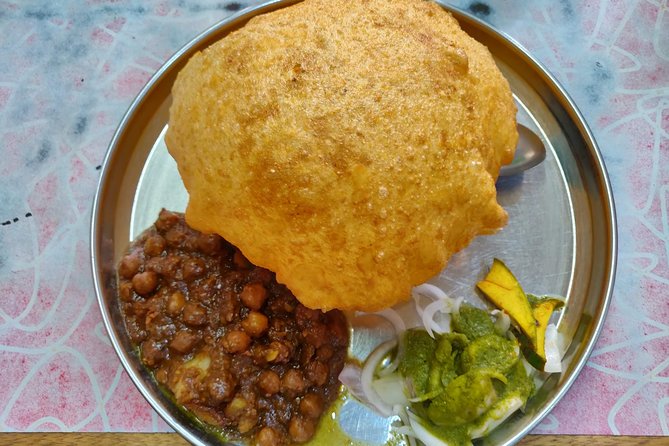 Old and New Delhi Street Food Sampling - Riding the metro into Chandni Chowk