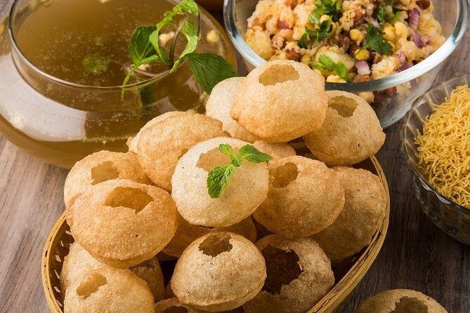 Old Delhi Cultural, Temples, Heritage Walking Street Food Tour - Paranthe Wali Gali and the first serious bites
